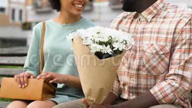 男人送花给女士，送花礼物，惊喜